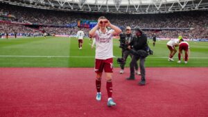 Leandro Trossard und Spieler des FC Arsenal jubeln über das späte Siegtor gegen West Ham in der Premier League