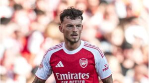 Ben White im Trikot des FC Arsenal enttäuscht auf dem Rasen