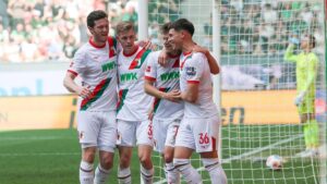 Michael Gregoritsch vom FC Augsburg bejubelt seinen Treffer gegen Borussia Mönchengladbach.