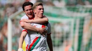 Anton Kade vom FC Augsburg bejubelt seinen Treffer im Bundesliga-Spiel gegen Werder Bremen