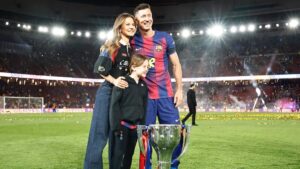 Robert Lewandowski im Trikot des FC Barcelona blickt nachdenklich auf das Spielfeld.