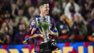 Robert Lewandowski im Trikot des FC Barcelona blickt nachdenklich auf das Spielfeld