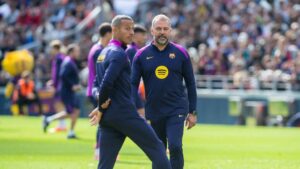Hansi Flick und Thiago Alcántara im Gespräch auf dem Trainingsplatz des FC Barcelona