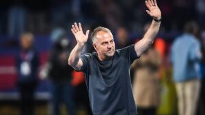 Hansi Flick jubelt im Stadion als Cheftrainer des FC Barcelona an der Seitenlinie.