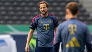Harry Kane im Trikot des FC Bayern München blickt konzentriert auf das Spielfeld.