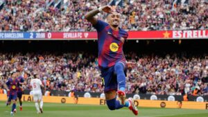 Trainer Hansi Flick jubelt am Spielfeldrand über einen Sieg des FC Barcelona in der spanischen Liga.
