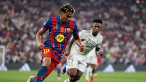 Spieler des FC Barcelona und Real Madrid im intensiven Zweikampf während eines Clásico in LaLiga