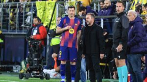 Trainer Hansi Flick und Stürmer Robert Lewandowski im Gespräch beim FC Barcelona