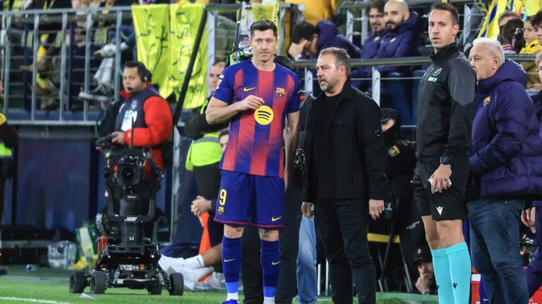 Trainer Hansi Flick und Stürmer Robert Lewandowski im Gespräch beim FC Barcelona