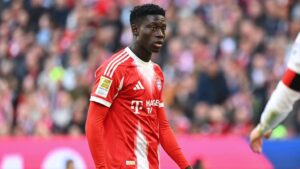 Bara Sapoko Ndiaye im Trikot des FC Bayern München am Ball auf dem Spielfeld