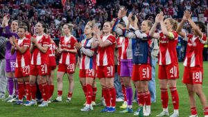 Spielerinnen der FC Bayern Frauen jubeln gemeinsam auf dem Spielfeld nach einem Sieg