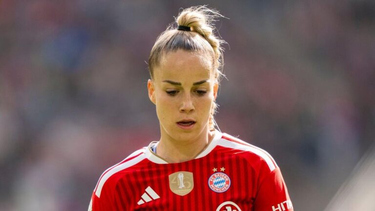Giulia Gwinn im Trikot des FC Bayern München auf dem Rasen