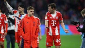 Konrad Laimer, Alphonso Davies und Josip Stanisic im Trikot des FC Bayern München