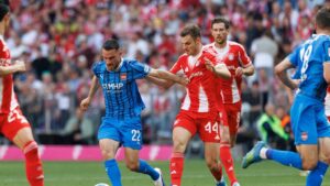 Arijon Ibrahimovic im Trikot des 1. FC Heidenheim fokussiert am Ball während eines Spiels