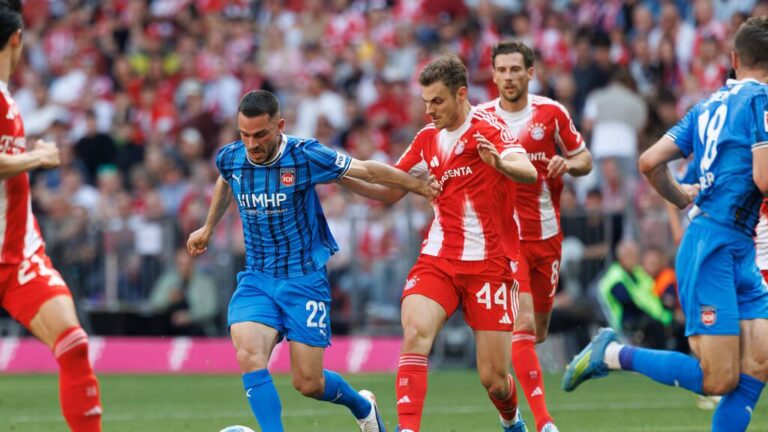 Arijon Ibrahimovic im Trikot des 1. FC Heidenheim fokussiert am Ball während eines Spiels
