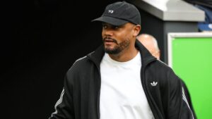 Bayern-Trainer Vincent Kompany steht am Spielfeldrand und gibt seiner Mannschaft Anweisungen