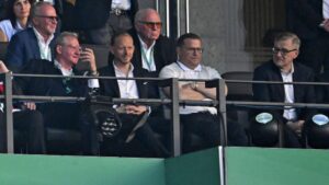 Max Eberl und Uli Hoeneß blicken nachdenklich auf der Tribüne des FC Bayern München