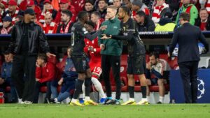 Bradley Barcola im Trikot von Paris Saint-Germain schaut nachdenklich auf das Spielfeld