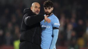 Josko Gvardiol im Trikot von Manchester City konzentriert auf dem Spielfeld