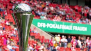 Spielerinnen von Bayern München und VfL Wolfsburg kämpfen im DFB-Pokalfinale der Frauen um den Ball