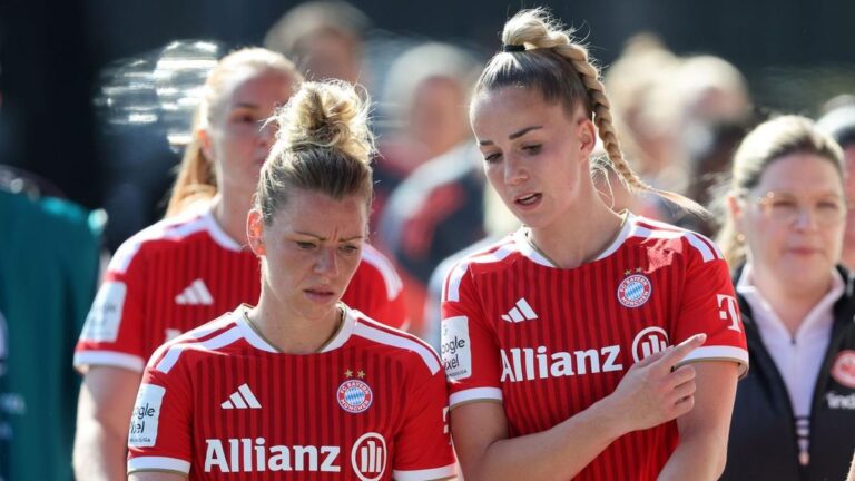 FC Bayern Frauen beim Aufwärmen vor dem DFB-Pokalfinale in Köln