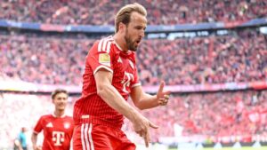 Harry Kane im Trikot des FC Bayern München jubelt auf dem Spielfeld über ein Tor in der Bundesliga.