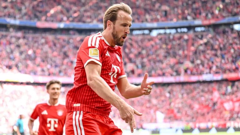 Harry Kane im Trikot des FC Bayern München jubelt auf dem Spielfeld über ein Tor in der Bundesliga.