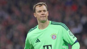 Manuel Neuer im Torwarttrikot des FC Bayern München blickt hochkonzentriert auf das Spielfeld