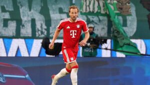 Stürmer Harry Kane im Trikot des FC Bayern München klatscht nach einem erfolgreichen Spiel auf dem Rasen in die Hände.