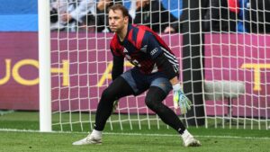 Manuel Neuer im Torwart-Trikot des FC Bayern München klatscht in die Hände.
