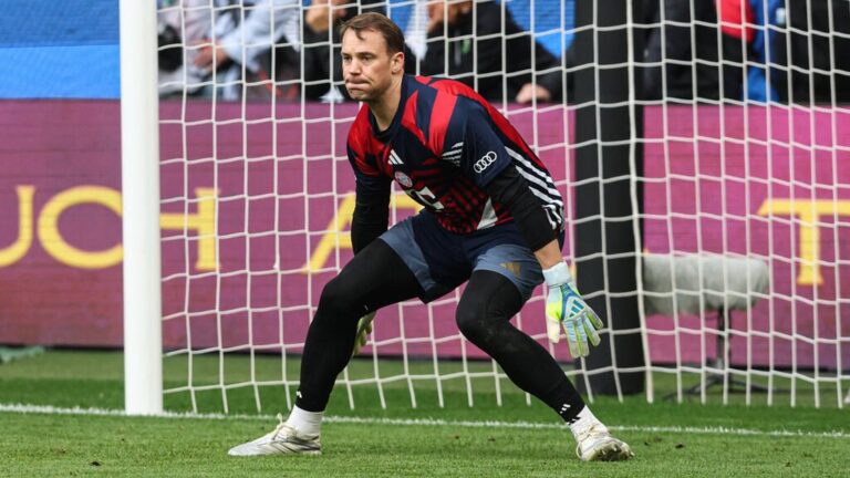 Manuel Neuer im Torwart-Trikot des FC Bayern München klatscht in die Hände.