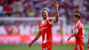 Michael Olise im Trikot des FC Bayern München am Ball während eines Fußballspiels