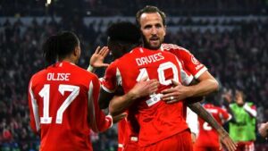 Vincent Kompany und Spieler des FC Bayern München motivieren sich vor dem Champions-League-Spiel gegen Paris Saint-Germain.