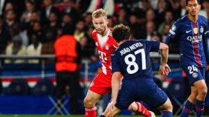 Konrad Laimer im Trikot des FC Bayern München gestikuliert fokussiert auf dem Spielfeld
