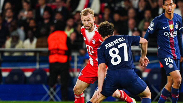 Konrad Laimer im Trikot des FC Bayern München gestikuliert fokussiert auf dem Spielfeld