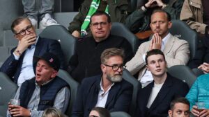 Max Eberl, Sportvorstand des FC Bayern München, blickt ernst und nachdenklich am Spielfeldrand