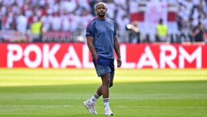 Trainer Vincent Kompany gestikuliert am Spielfeldrand im Trainingsanzug des FC Bayern München