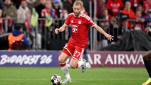 Konrad Laimer im Trikot des FC Bayern München gestikulierend auf dem Spielfeld