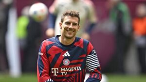 Leon Goretzka im Trikot des FC Bayern München bedankt sich bei den Fans in der Allianz Arena.