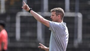 Porträt von Lars Bender, dem neuen U17-Trainer des FC Bayern München, auf dem Fußballplatz.