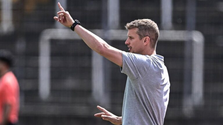 Porträt von Lars Bender, dem neuen U17-Trainer des FC Bayern München, auf dem Fußballplatz.