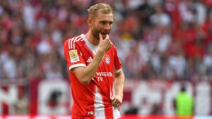 Konrad Laimer im Trikot des FC Bayern München gestikuliert auf dem Spielfeld während eines Bundesligaspiels.