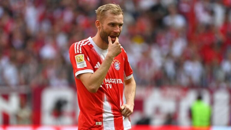 Konrad Laimer im Trikot des FC Bayern München gestikuliert auf dem Spielfeld während eines Bundesligaspiels.