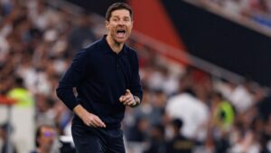 Xabi Alonso im Anzug am Spielfeldrand, im Hintergrund das Stadion an der Stamford Bridge