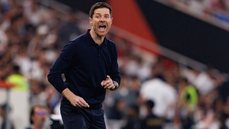 Xabi Alonso im Anzug am Spielfeldrand, im Hintergrund das Stadion an der Stamford Bridge