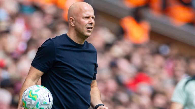 Trainer Arne Slot vom FC Liverpool steht gestikulierend und fokussiert an der Seitenlinie