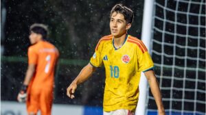 Samuel Martinez im Trikot der kolumbianischen Nachwuchsnationalmannschaft beim Dribbling auf dem Spielfeld