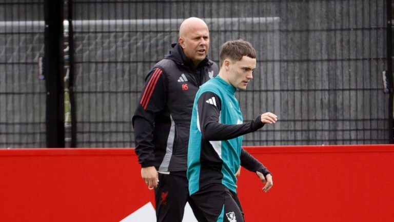 Arne Slot und Florian Wirtz beim FC Liverpool auf dem Rasen
