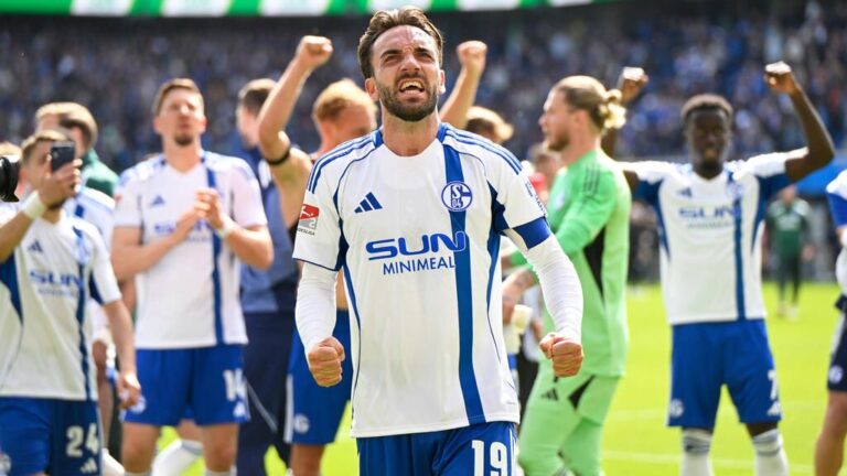 Jubelnde Spieler des FC Schalke 04 nach einem Torerfolg