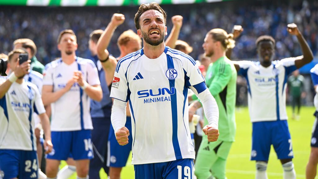 Jubelnde Spieler des FC Schalke 04 nach einem Torerfolg